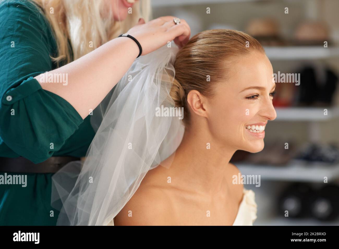 Die letzten Feinheiten. Eine junge Braut, die ihre Haare vor der Hochzeit gemacht hat. Stockfoto