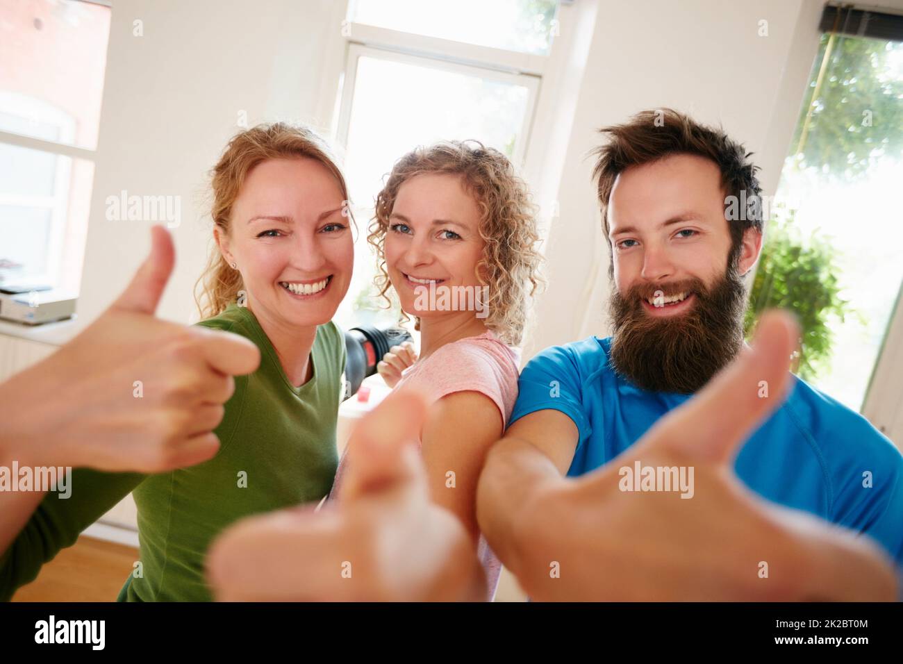 Die positiven Wirkungen des Yoga sind kein Geheimnis. Aufnahme einer Gruppe von Yoga-Enthusiasten, die in einem Studio zusammenstehen. Stockfoto