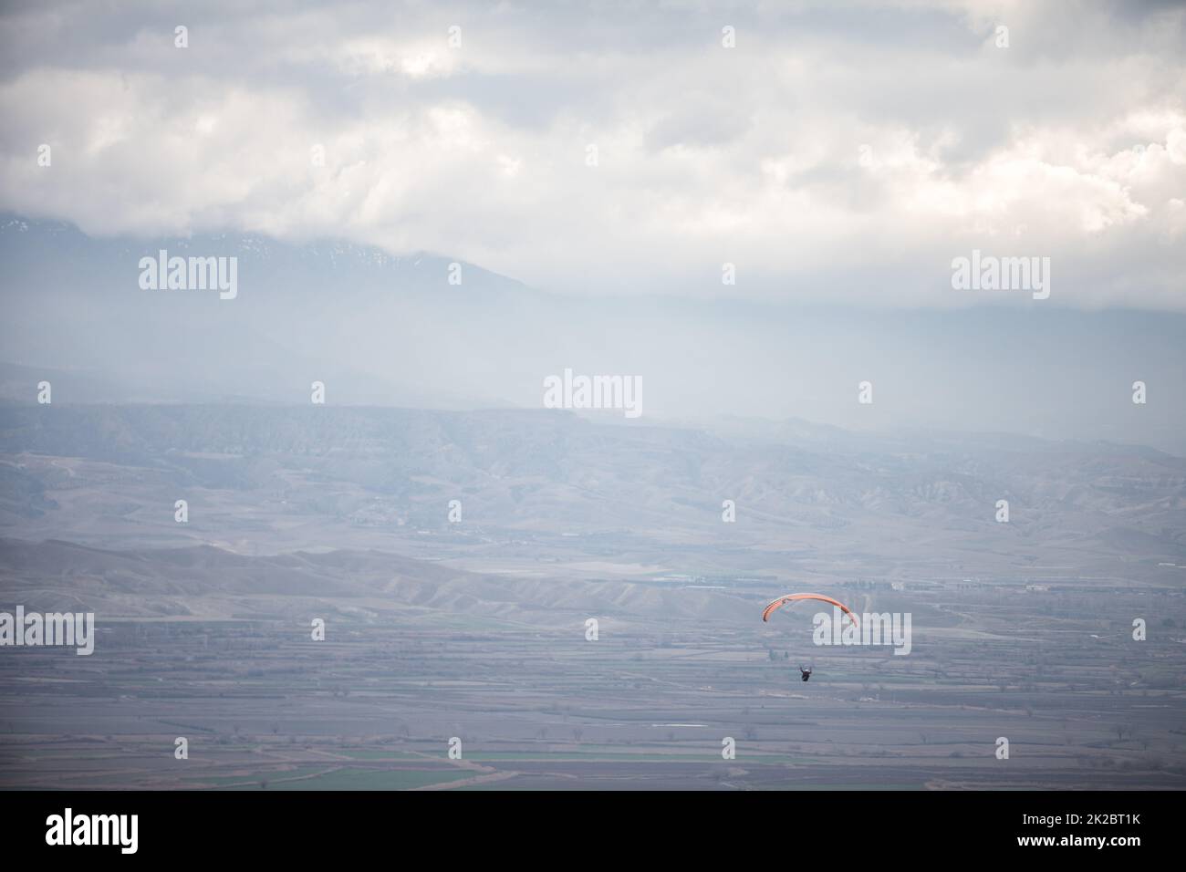 Gleitschirmfliegen allein, gegen einen bewölkten Himmel Stockfoto Gleitschirmfliegen allein, gegen einen bewölkten Himmel Stockfoto