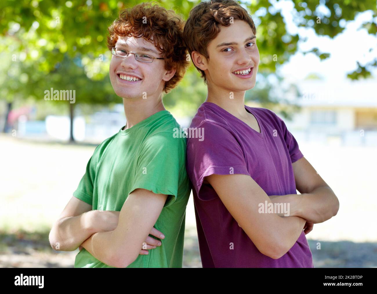 Wir haben uns gegenseitig unterstützt. Portrait von zwei Jungen, die an einem sonnigen Tag im Freien stehen. Stockfoto