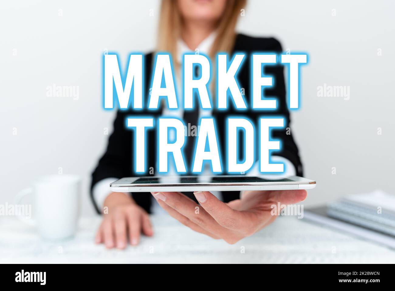 Schreiben mit Text Market Trade. Konzeptionelle Fotoaktion des Kaufs oder Tauschs von Waren und Dienstleistungen App-Entwickler präsentiert neues Programm, Anzeige des aktualisierten Geräts Stockfoto