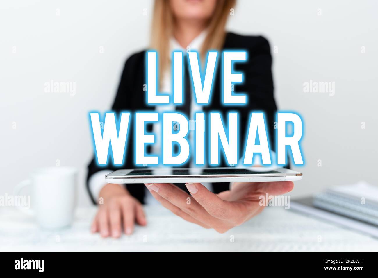 Inspiration mit Live-Webinar-Schild. Konzept bedeutet Präsentationsvorlesung oder Seminar, übertragen über Web App Developer Presentation New Program, Anzeige des aktualisierten Geräts Stockfoto