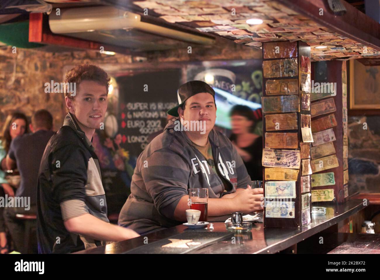 Ein Pint mit seinem kumpel. Zwei Freunde trinken an der lokalen Bar. Stockfoto
