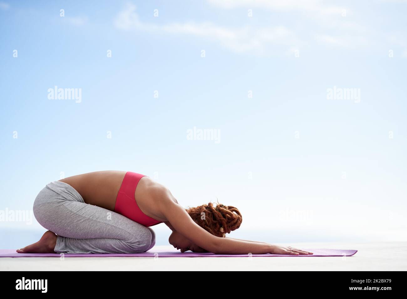 Die perfekte Pose für den perfekten Tag. Aufnahme einer jungen Frau, die draußen Yoga praktiziert. Stockfoto