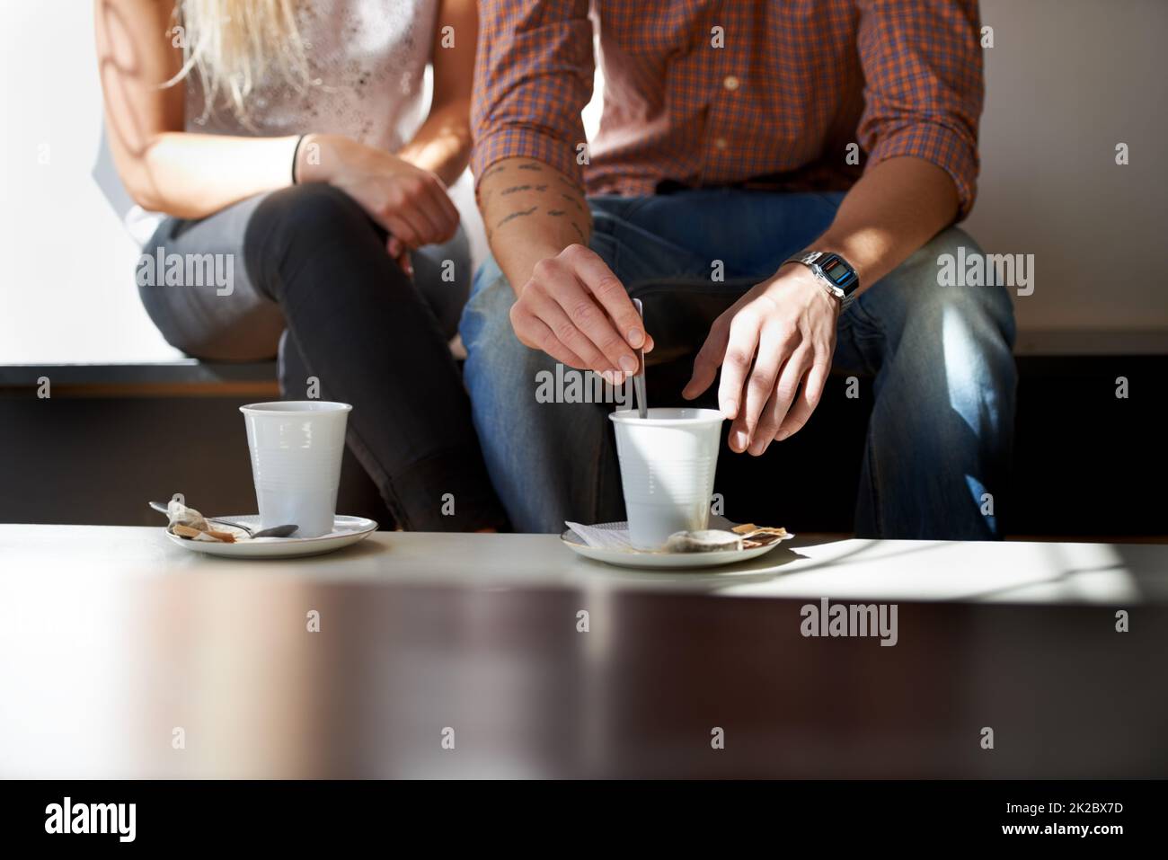 Sie lieben ihren Kaffee. Zugeschnittenes Bild eines jungen Paares, das Kaffee in seinem lokalen Café genießt. Stockfoto