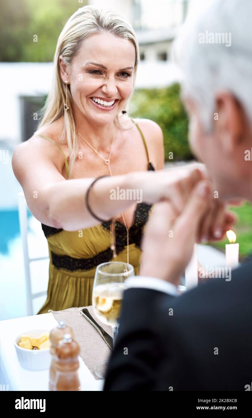 Immer noch derselbe Herr, den ich geheiratet habe. Aufnahme eines reifen Paares auf einem romantischen Date. Stockfoto