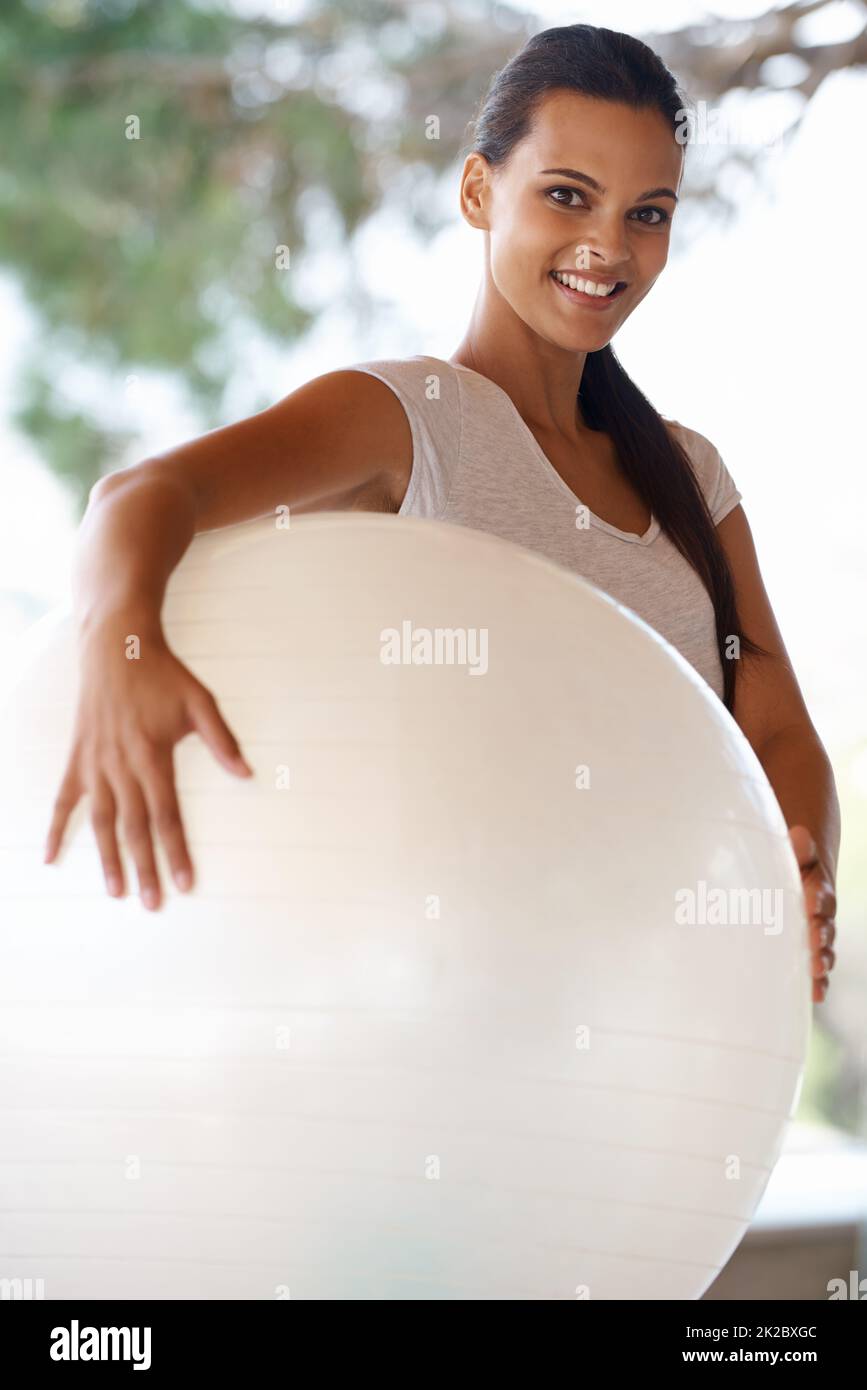 Lasst uns den Ball ins Rollen bringen. Porträt einer attraktiven jungen Frau, die einen Übungsball hält. Stockfoto
