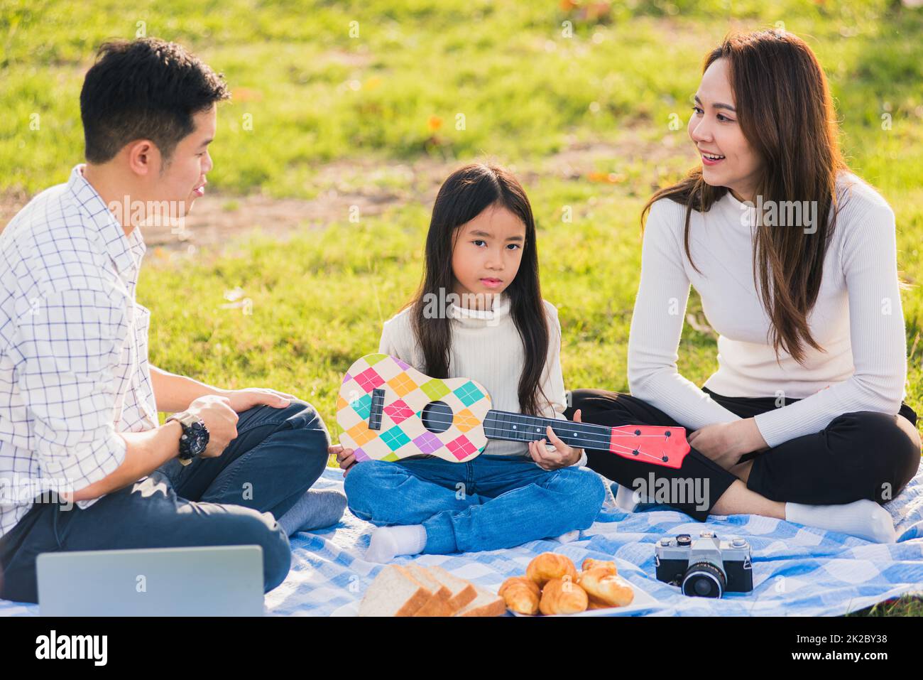 Familienvater, Mutter und Kinder haben Spaß und genießen gemeinsam im Freien Stockfoto