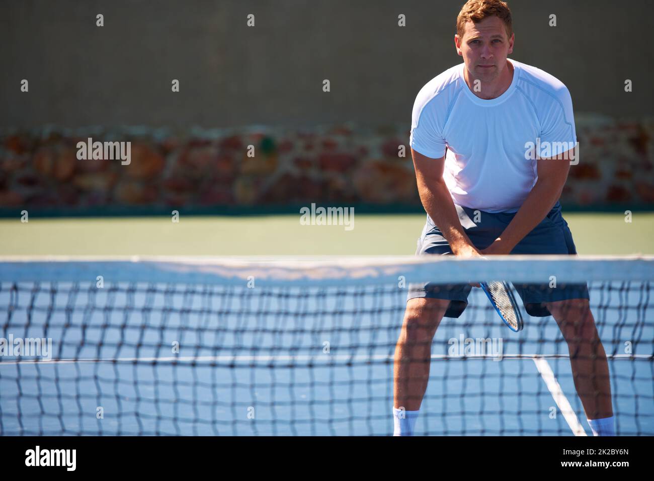 Bereit für diese Rückkehr. Aufnahme eines Mannes, der Tennis spielt. Stockfoto