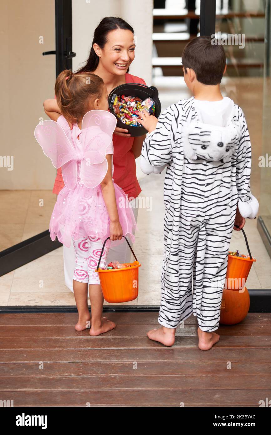 Bereit, ihre Rolle zu spielen. Zwei Kinder tricksen oder behandeln an Halloween. Stockfoto