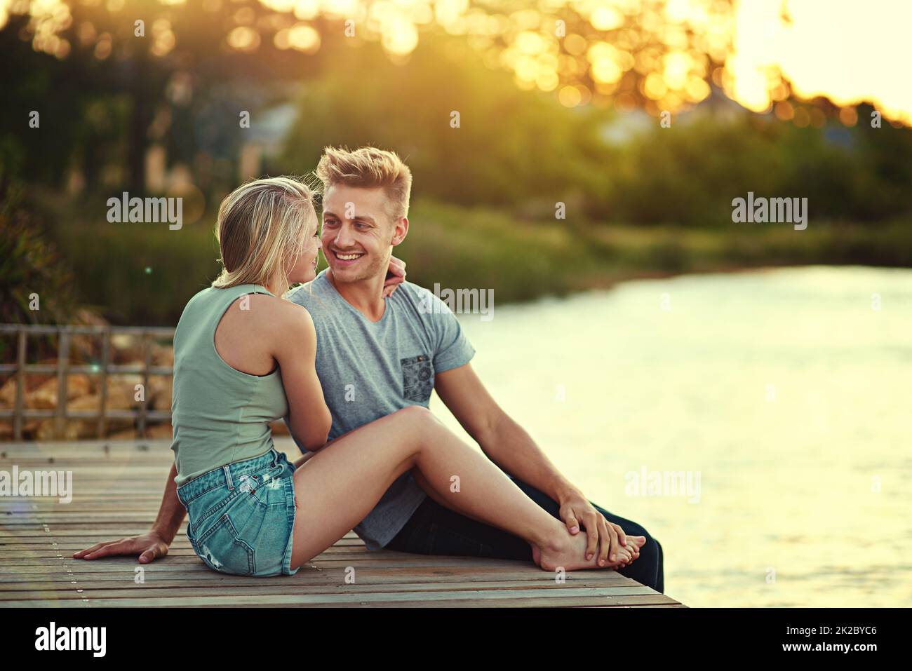 Ich möchte alle meine Tage mit euch verbringen. Aufnahme eines liebevollen jungen Paares, das draußen an einem See sitzt. Stockfoto