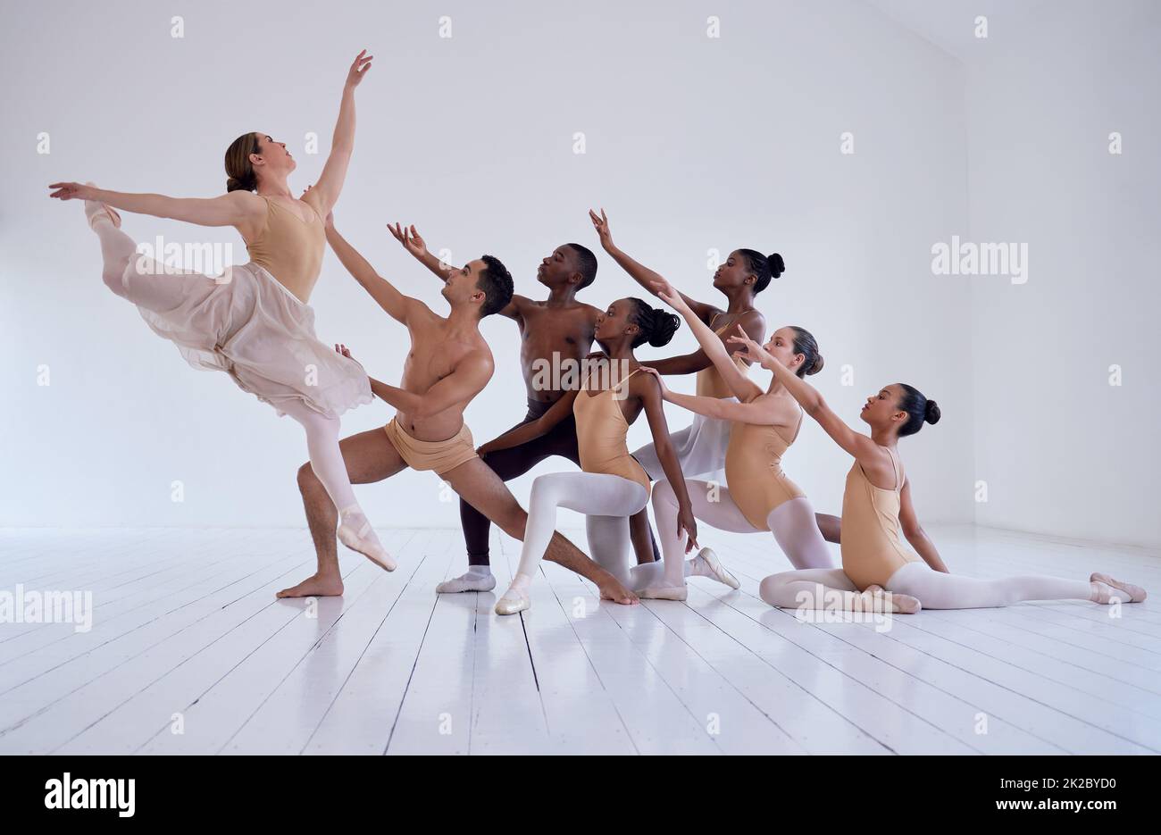 Schönheit schaffen. Aufnahme einer Gruppe von Balletttänzern, die in einem Tanzstudio eine Routine üben. Stockfoto