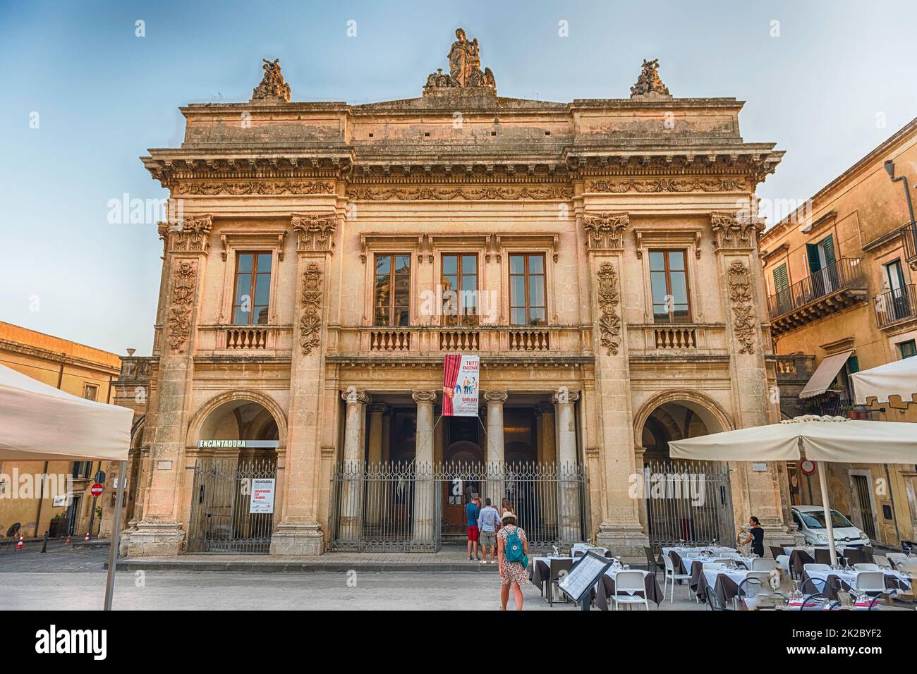 Fassade des zentralen Theaters in Noto, Sizilien, Italien Stockfoto