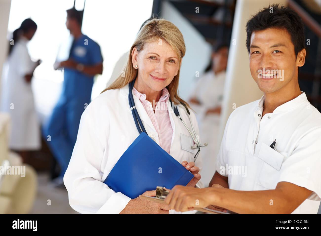 Fürsorgliche Gesundheitsfachkräfte. Aufnahme von zwei Medizinern, die die Kamera anlächeln. Stockfoto