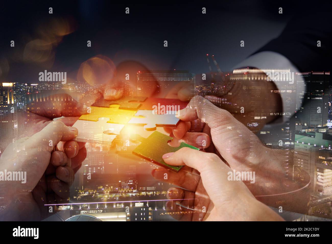 Teamarbeit von Partnern verbindet Puzzleteile als Integration und Startup Stockfoto