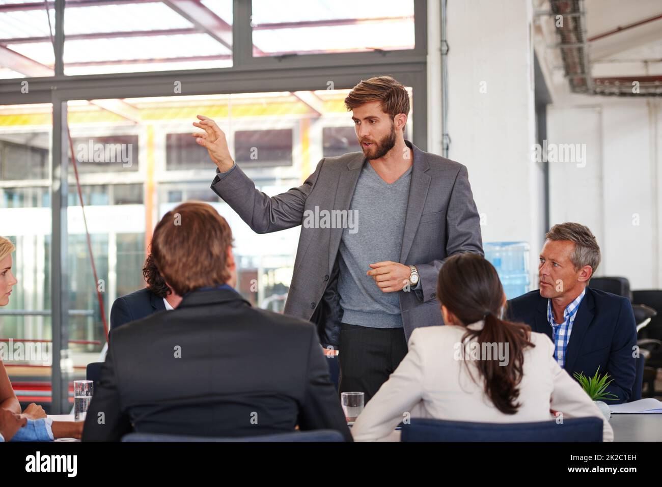 Seine Ideen präsentieren. Eine Aufnahme eines Geschäftsmannes, der sich während eines Meetings an seine Kollegen wendet. Stockfoto