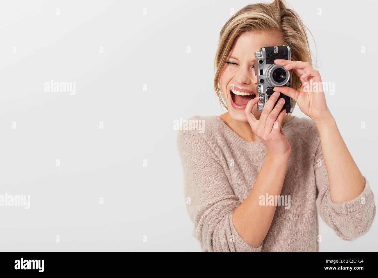 Lächeln Sie für mich. Eine junge Frau, die neben dem Copyspace ein Foto von Ihnen fotografiert. Stockfoto