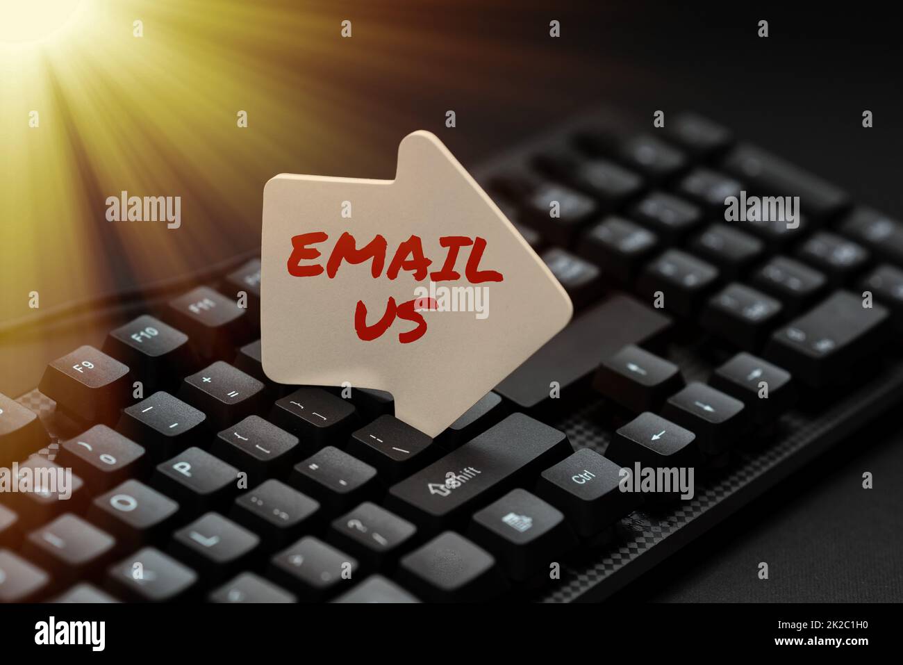 Handschrift Text E-Mail uns. Geschäftsansatz Senden einer Werbebotschaft an eine Gruppe von Vorführungen mittels E-Mail-Schreiben Beschwerde in sozialen Medien, Melden von schlechtem Online-Verhalten Stockfoto