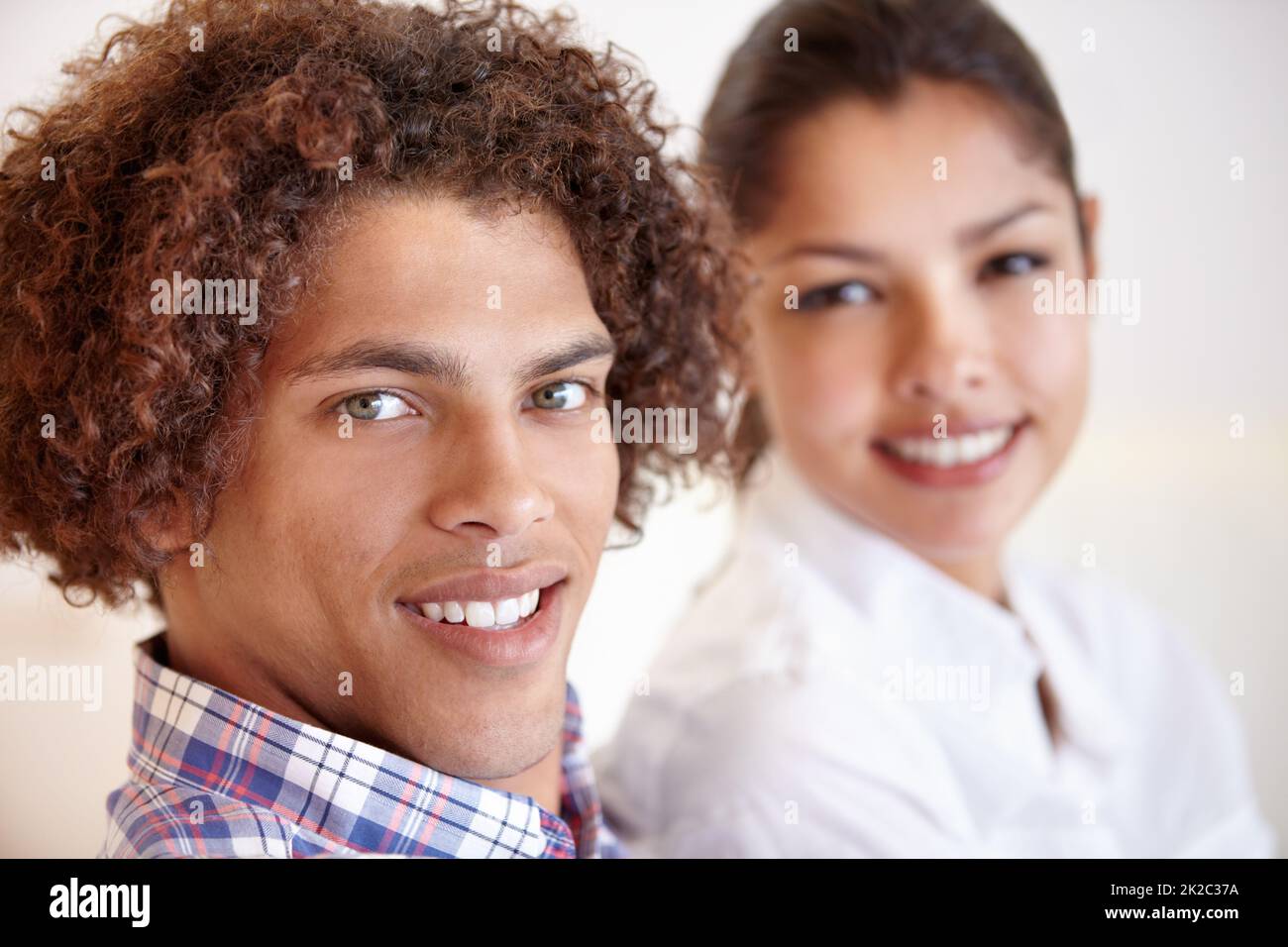 Qualität zusammen. Aufnahme eines jungen, ethnischen Paares, das lächelt, während es zusammen in seinem Haus sitzt. Stockfoto
