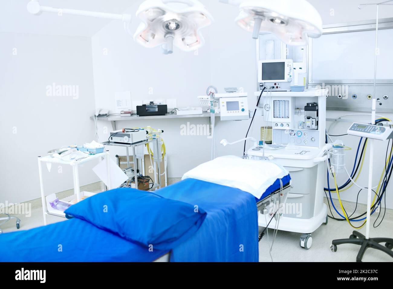 Dieser Operationssaal verfügt über die neueste Technologie. Ein Operationssaal, der mit allen notwendigen medizinischen Geräten ausgestattet ist. Stockfoto