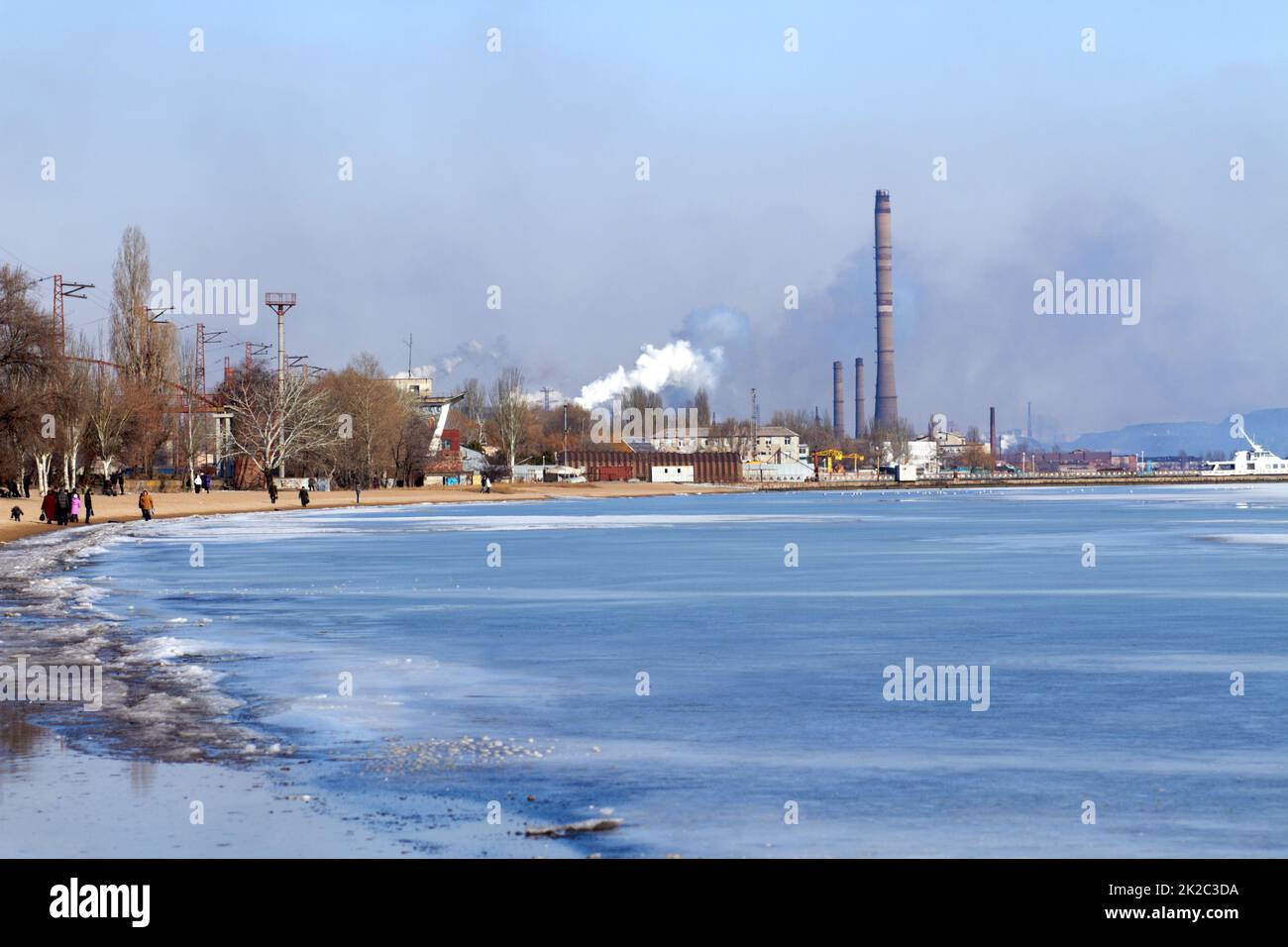 Bodo ist in Sicht Aufnahme von Industriegebäuden entlang des Wasserrands. Stockfoto