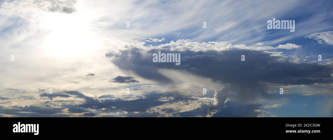 Wolken und Donner. Blauer Himmel und weiße Wolken - Wunder der Natur. Stockfoto