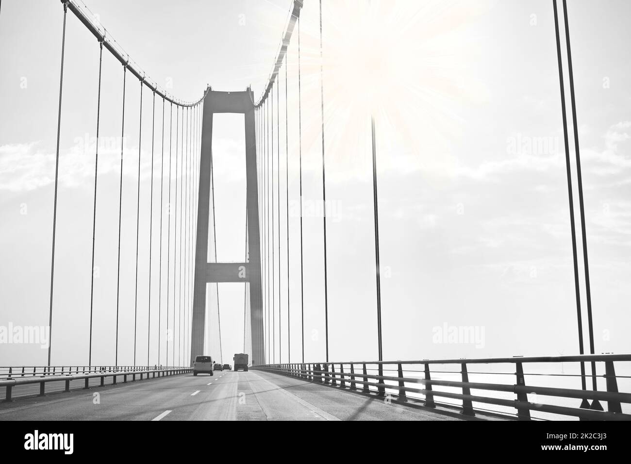 Storebaelt (oder der große Gürtel) Hängebrücke in Dänemark. Autos fahren entlang der Great Belt Hängebrücke in Dänemark. Stockfoto