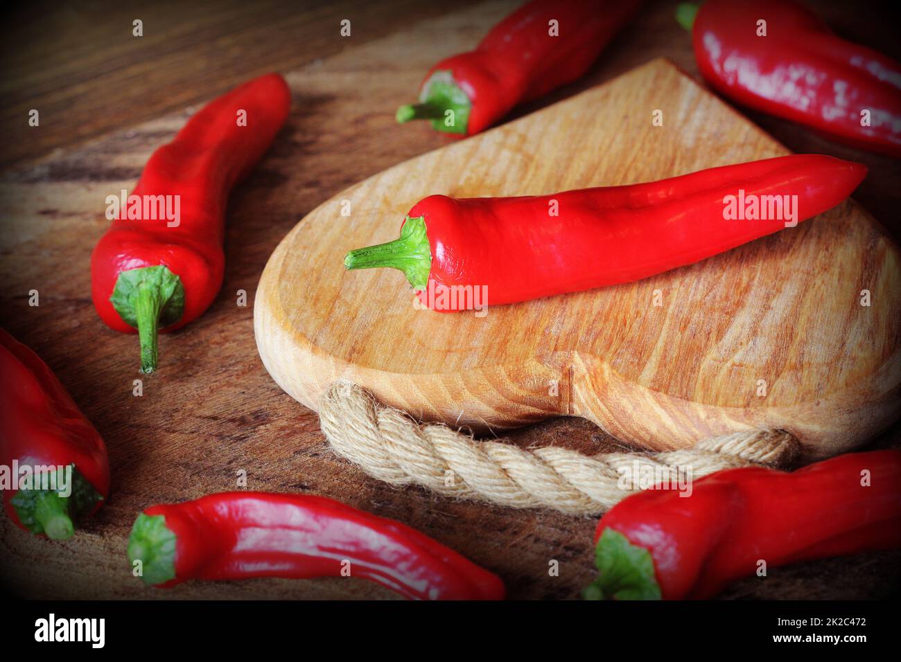 Frische rote Paprika Paprika auf Holz- Hintergrund. Ansicht von oben Stockfoto