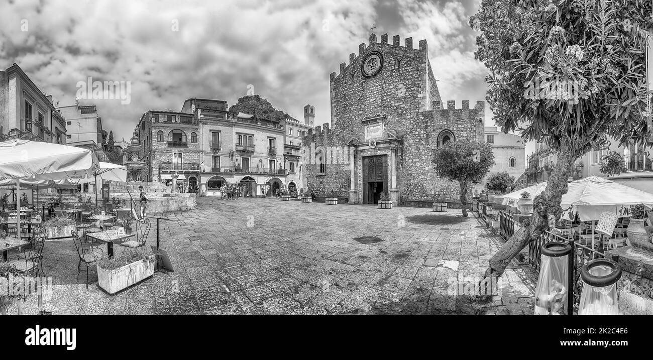 Der malerische Platz der Kathedrale im Zentrum von Taormina, Sizilien, Italien Stockfoto