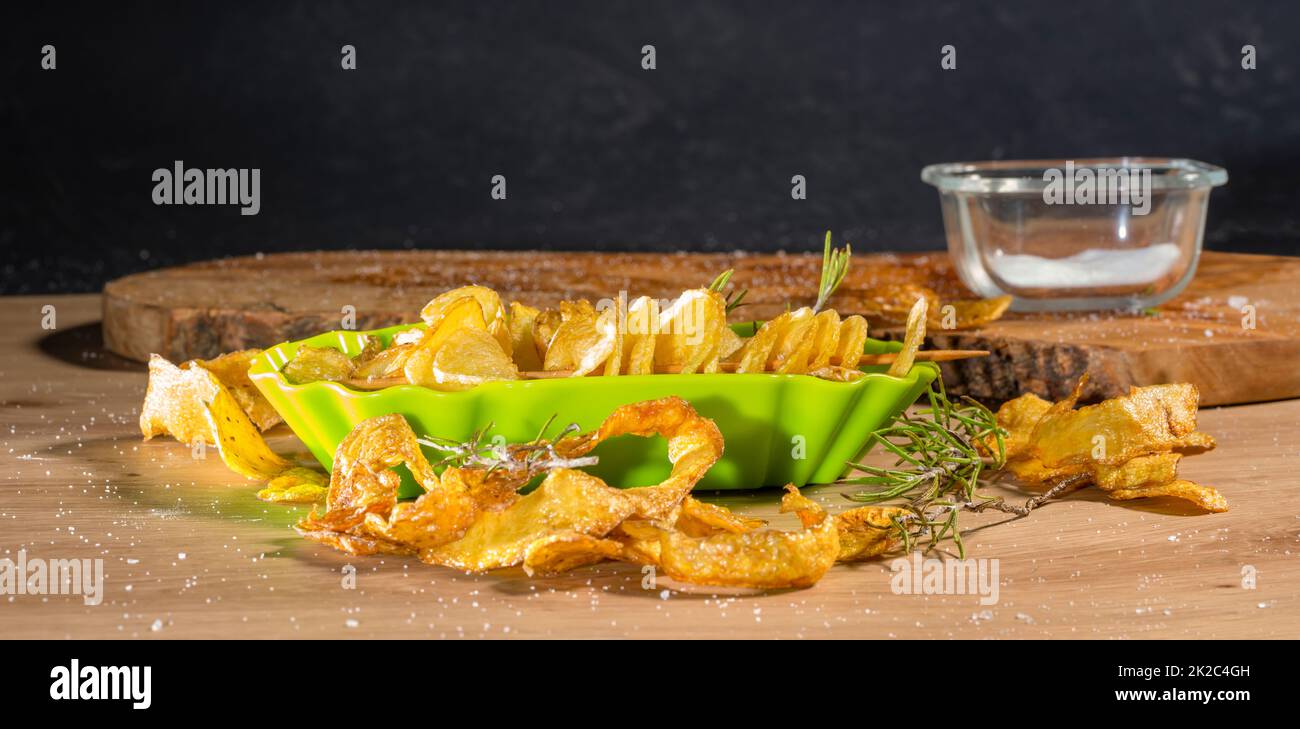 Frittierte, spiralförmige Kartoffeln Stockfoto