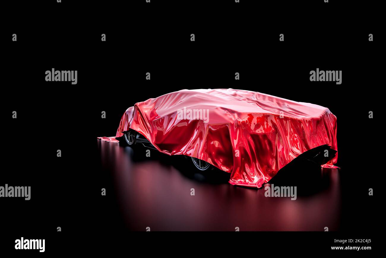 Sportwagen unter einer roten Decke, die seine Eigenschaften verdeckt. Stockfoto