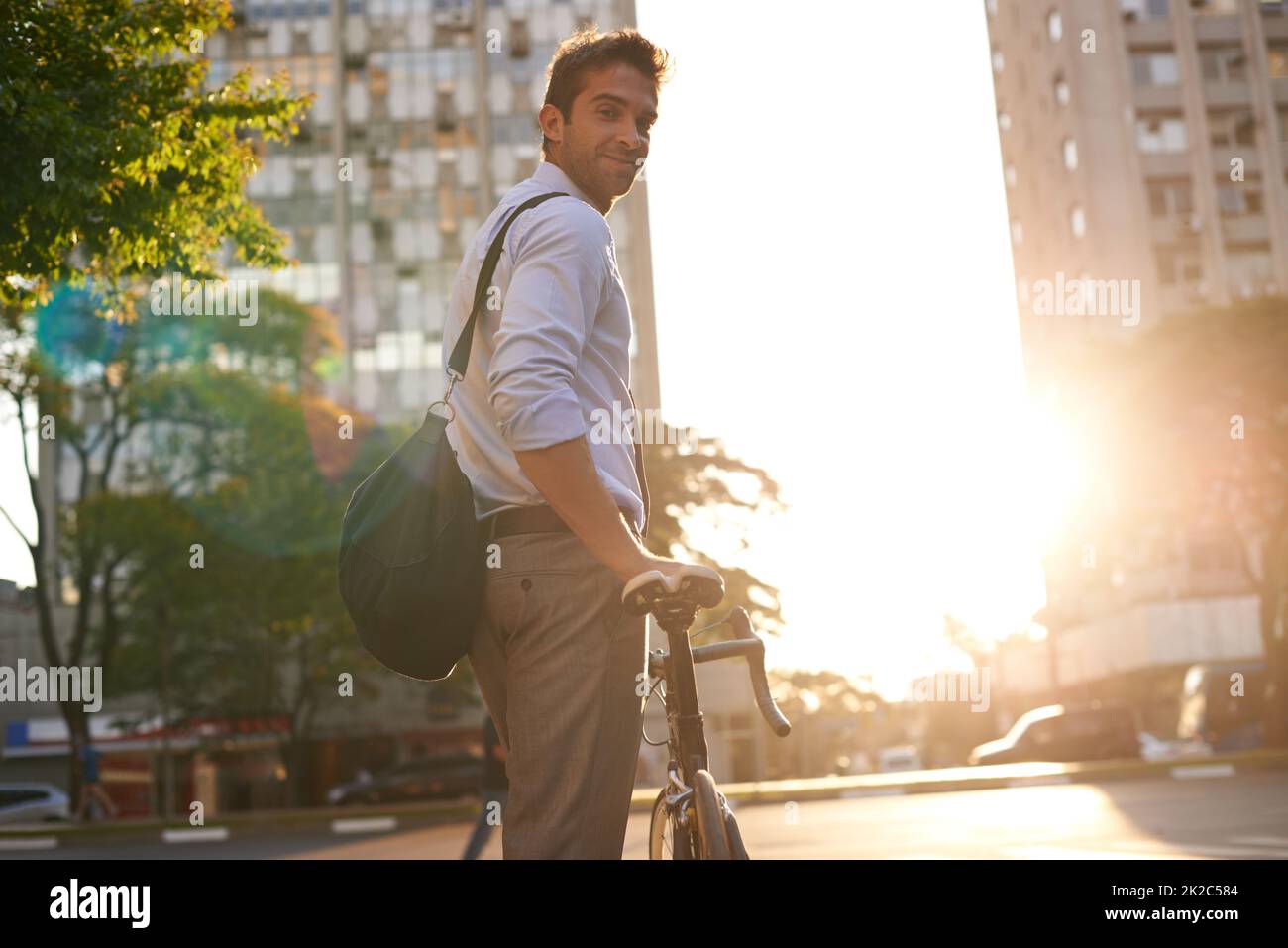 Nehmen Sie ein Fahrrad. Aufnahme eines Geschäftsmannes, der mit seinem Fahrrad zur Arbeit pendelt. Stockfoto