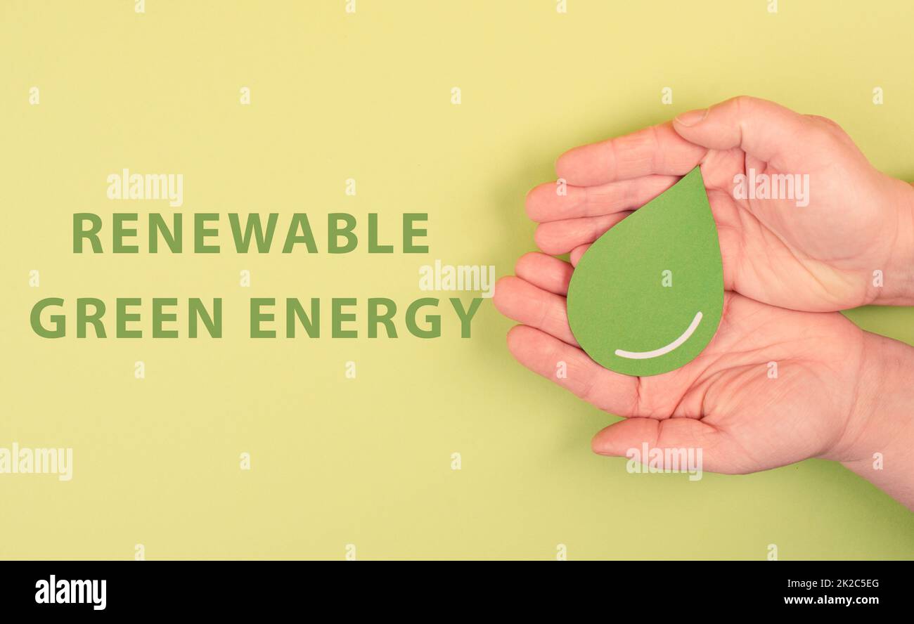 Einen grünen Tropfen zu halten, Olivenöl, alternativen Bio-Kraftstoff, Recycling-Ressourcen, Nachhaltigkeit, Ökologisches Konzept Stockfoto