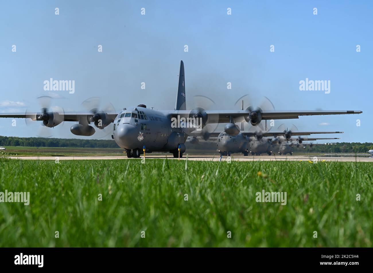 Eine Linie von C-130H Hercules Flugzeugen, die dem 910. Airlift Wing Taxi zur Start- und Landebahn der Youngstown Air Reserve Station, Ohio, zugewiesen wurden, 15. September 2022. Der Formationsflug war Teil der jährlichen TAC Week 757. des Airlift Squadron, einer komprimierten Woche des Flugtrainings, die durch einen sechsachigen Formationsflug hervorgehoben wurde. (USA Luftwaffe Foto von Eric M. White) Stockfoto
