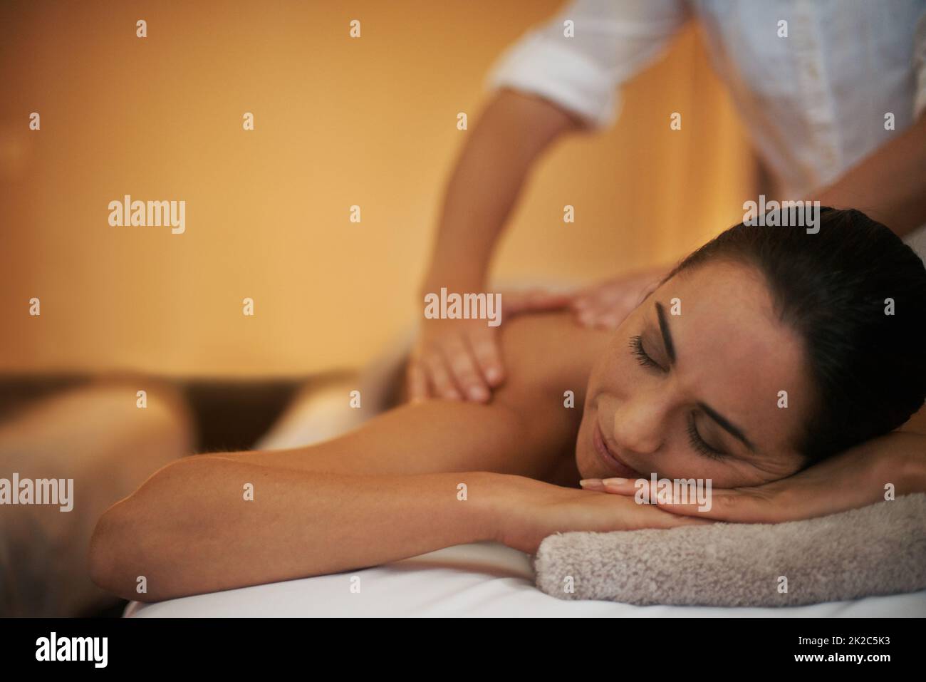 Diese lästigen Knoten loszuwerden. Aufnahme einer attraktiven Frau, die eine entspannende Massage genießt. Stockfoto