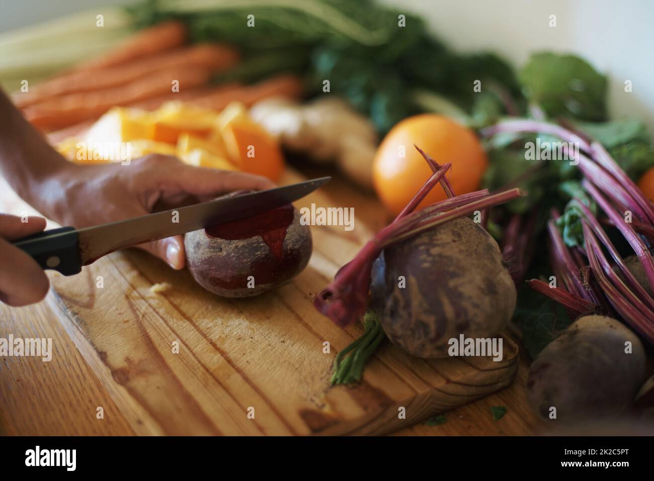 Dies ist die beste Rote Bete. Kurzer Schuss einer Frau, die Obst und Gemüse auf einem Schneidebrett schneiden soll. Stockfoto