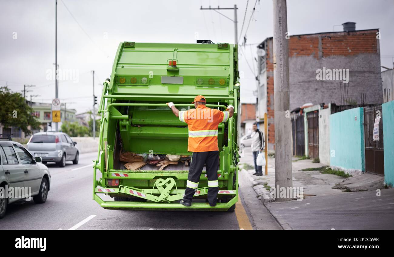 Tag der automatischen Speicherbereinigung. Ausgeschnittene Aufnahme eines vielbeschäftigten Müllsammler. Stockfoto