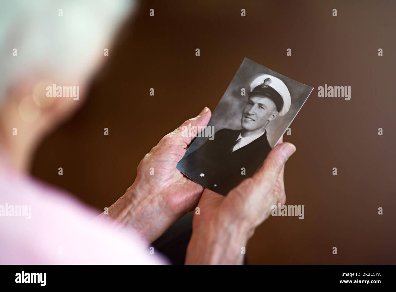 Eines Tages werden wir uns wieder treffen. Eine beschnittene Aufnahme einer älteren Frau mit einem alten Schwarz-Weiß-Foto eines Mannes. Stockfoto