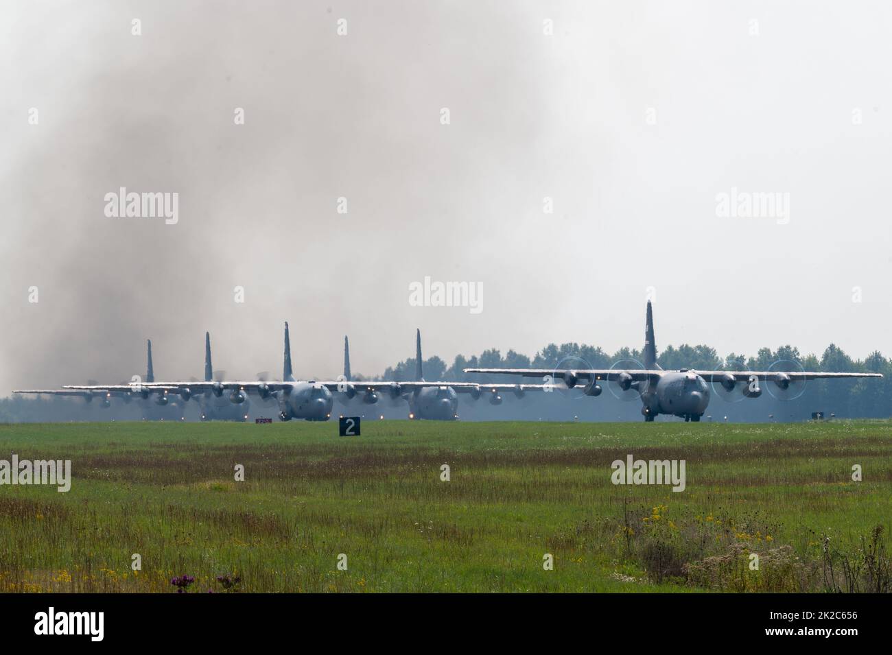 Eine Linie von C-130H Hercules Flugzeugen, die dem 910. Airlift Wing Taxi zur Start- und Landebahn der Youngstown Air Reserve Station, Ohio, zugewiesen wurden, 16. September 2022. Der Formationsflug war Teil der jährlichen TAC Week 757. des Airlift Squadron, einer komprimierten Woche des Flugtrainings, die durch einen sechsachigen Formationsflug hervorgehoben wurde. (USA Luftwaffe Foto von Eric M. White) Stockfoto