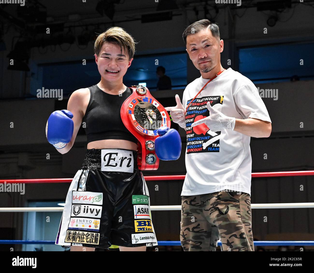 Tokio, Japan. 1. September 2022. ERI Matsuda, links, feiert mit TEAM 10 COUNT BOXGYMNASTIKCHEF Jun Toriumi, nachdem er den vakanten OPBF Female Atomweight Titel durch eine einstimmige Entscheidung in der Korakuen Hall in Tokio, Japan, am 1. September 2022 gewonnen hat. Quelle: Hiroaki Finito Yamaguchi/AFLO/Alamy Live News Stockfoto