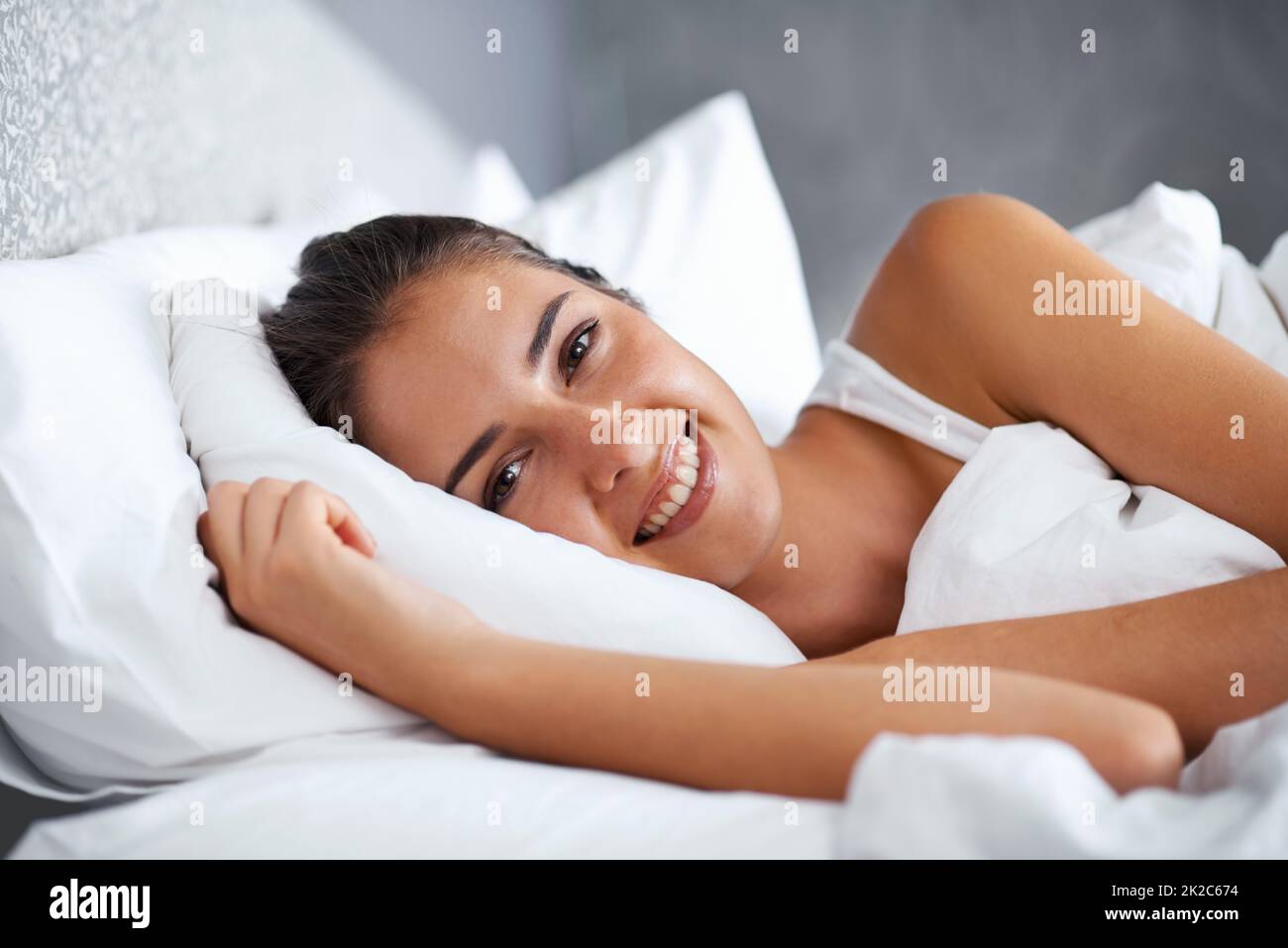 Ich hoffe, dass ich im Bett frühstücken kann. Kurzer Schuss einer schönen  jungen Frau, die im Bett ruht Stockfotografie - Alamy