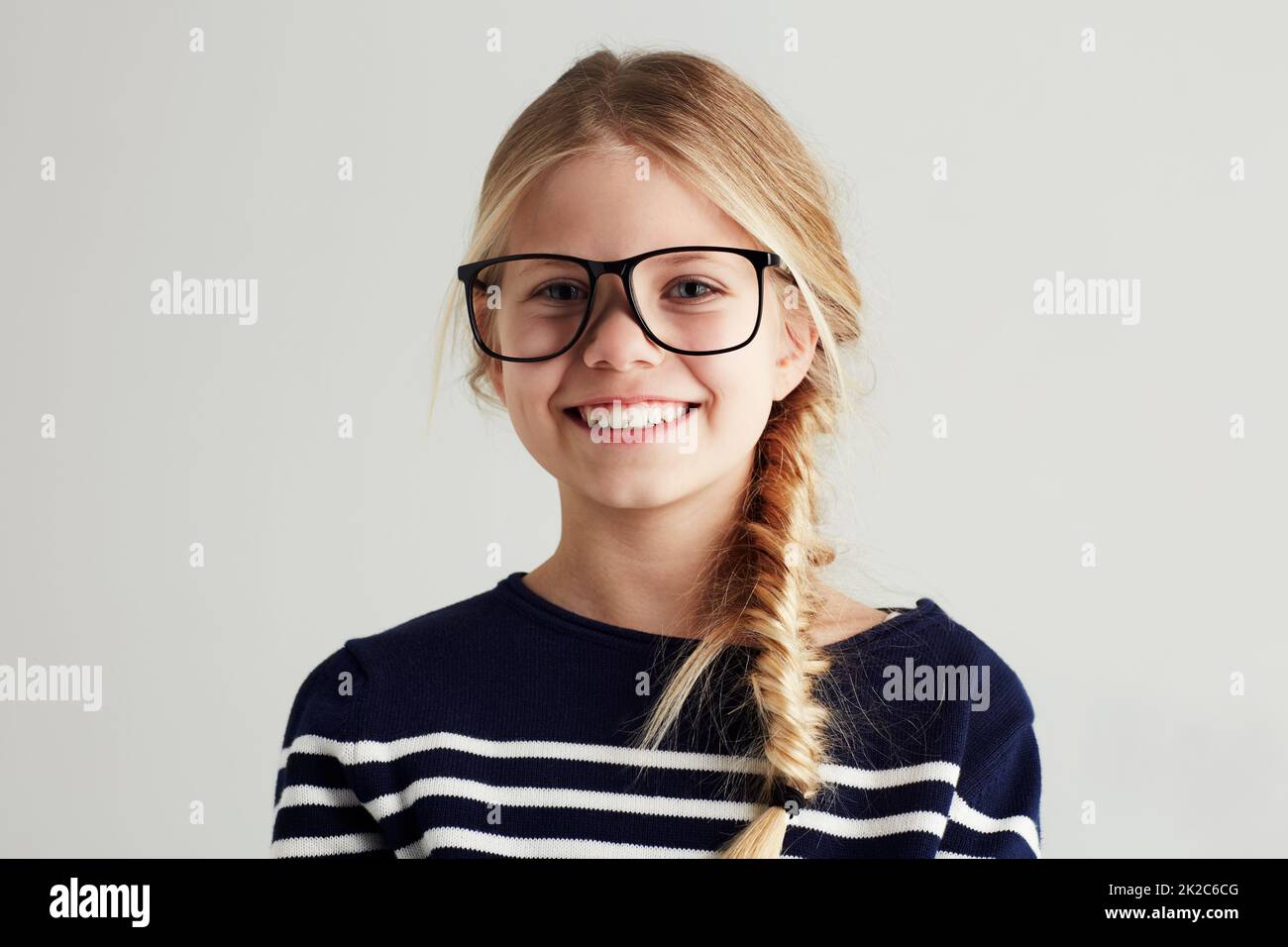 Shes hat eine glänzende Zukunft vor sich. Portrait eines niedlichen Mädchens, das dir ein toothy Lächeln gibt, während du eine Hipster-Brille trägst. Stockfoto