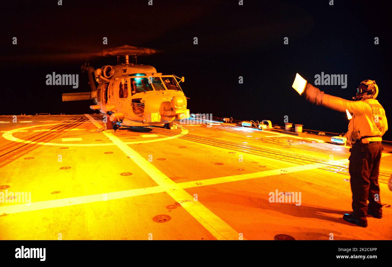 WESTLICHER ATLANTISCHER OZEAN (SEPT 17, 2022) Seeleute an Bord des Arleigh Burke-Klasse-Lenkrakenzerstörers USS Lassen (DDG 82) führen während des UNITAS LXIII, 17. September 2022, Flugoperationen mit einem MH-60R Romeo durch, der an das Navy Helicopter Squadron „Spartans“ (HSM) 70 angeschlossen ist. UNITAS ist die am längsten laufende maritime Übung der Welt. Dieses Jahr von Brasilien ausgerichtet, bringt es multinationale Kräfte aus Brasilien, Kamerun, Chile, Kolumbien, der Dominikanischen Republik, Ecuador, Frankreich, Guyana, Jamaika, Mexiko, Namibia, Panama, Paraguay, Peru, Südkorea, Spanien, das Vereinigte Königreich, Uruguay und die Vereinigten Staaten Stockfoto