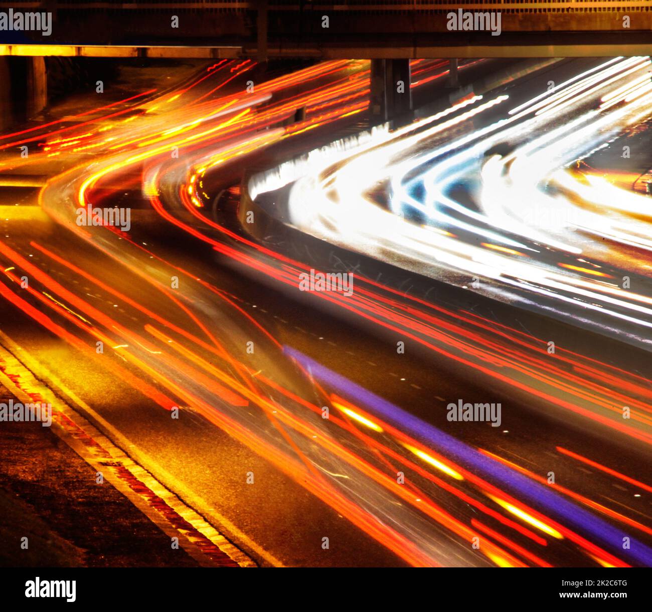 Lichter auf einer verkehrsreichen Autobahn. Aufnahme eines Verkehrs auf der Autobahn. Stockfoto