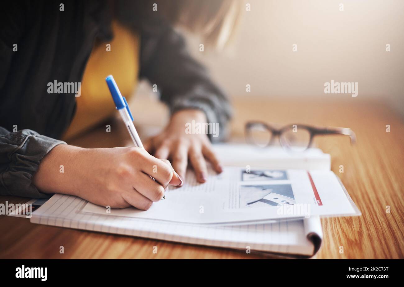 Ihre Studienmethoden sind Notizen. Ausgeschnittene Aufnahme einer nicht erkennbaren Studentin in der Klasse. Stockfoto