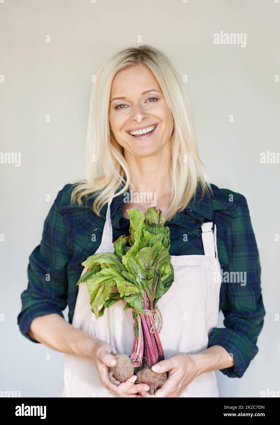 Aus dem Garten mit Liebe. Eine Frau mit einem Haufen Rote Beete. Stockfoto