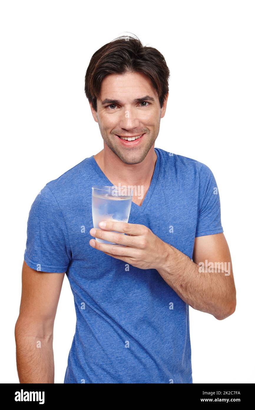 Es ist erfrischend. Studioporträt eines hübschen jungen Mannes, der ein Glas Wasser in der Hand hält. Stockfoto
