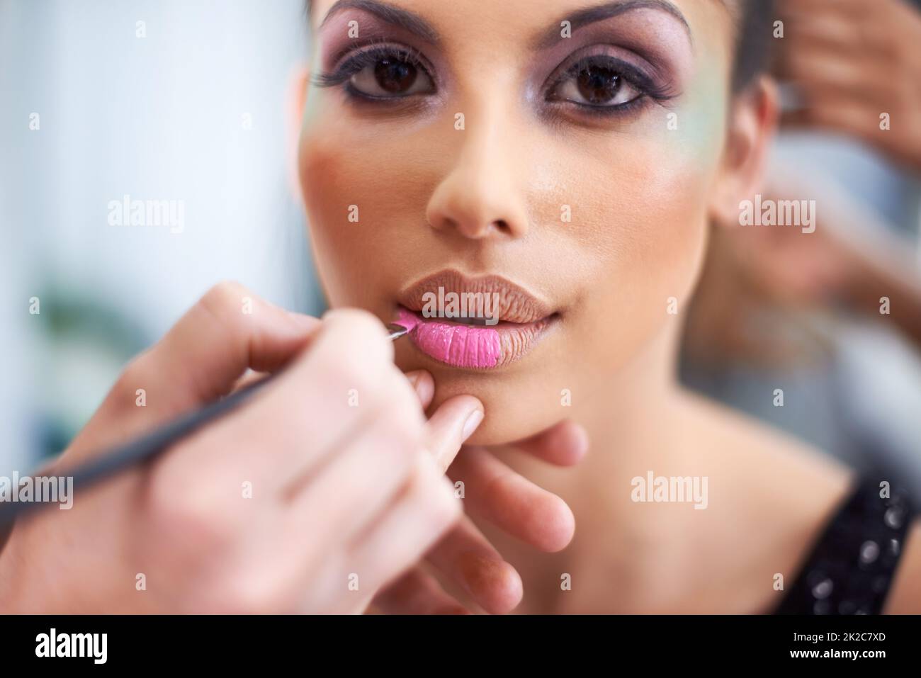 Ihre Schönheit zu verbessern. Eine junge Frau mit kosmetischen Verbesserungen, die Make-up aufgetragen hat. Stockfoto