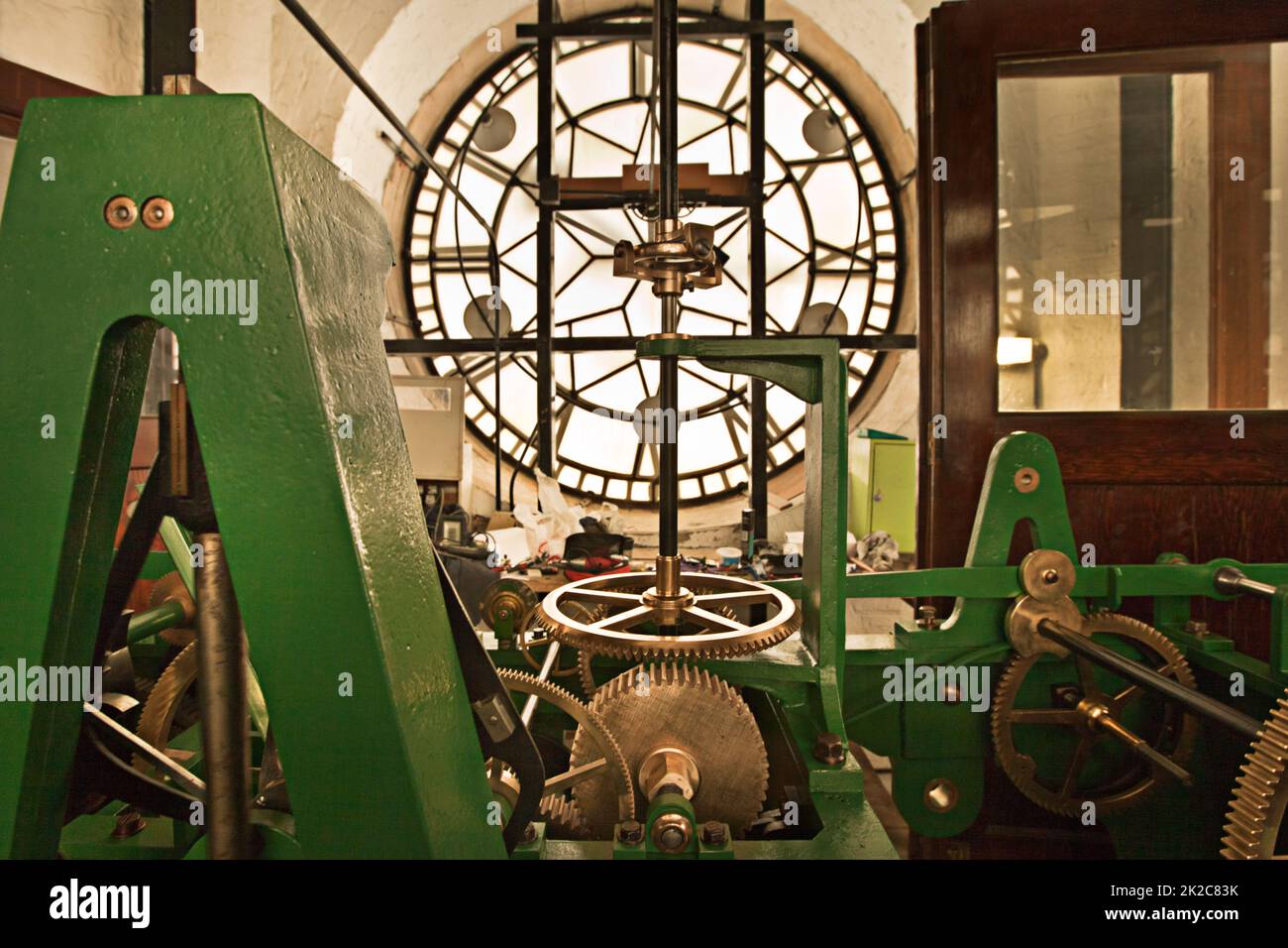 Die Mechanik der Zeit. Uhrwerk-Maschinen in einem Uhrenturm. Stockfoto