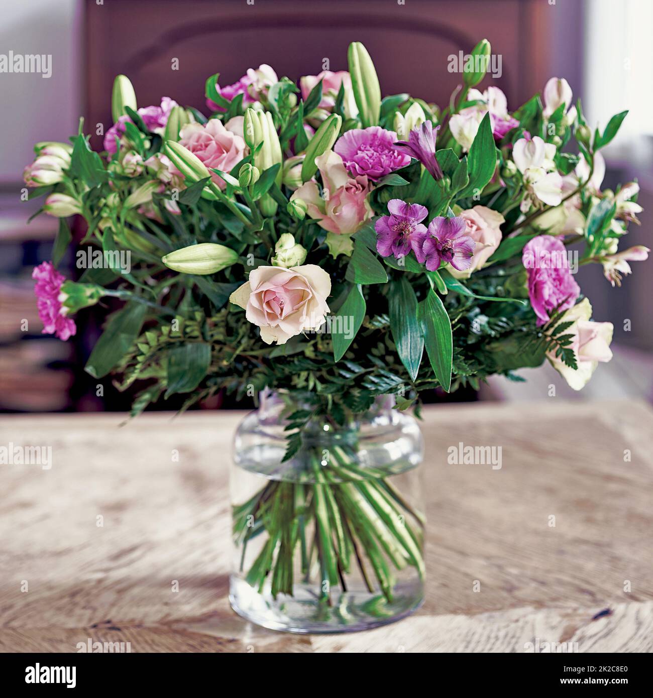 Schöner Blumenstrauß. Bouquet mit verschiedenen BlumenBouquet mit verschiedenen Blumenarten. Stockfoto